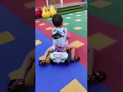 los niños montan en el coche