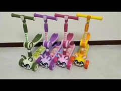 Los niños patean scooter de tres ruedas bicicleta