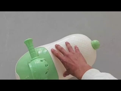 El coche de Penut conduce un juguete.