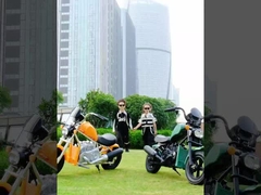 Niños en motocicleta eléctrica con reproductor de música y faro LED